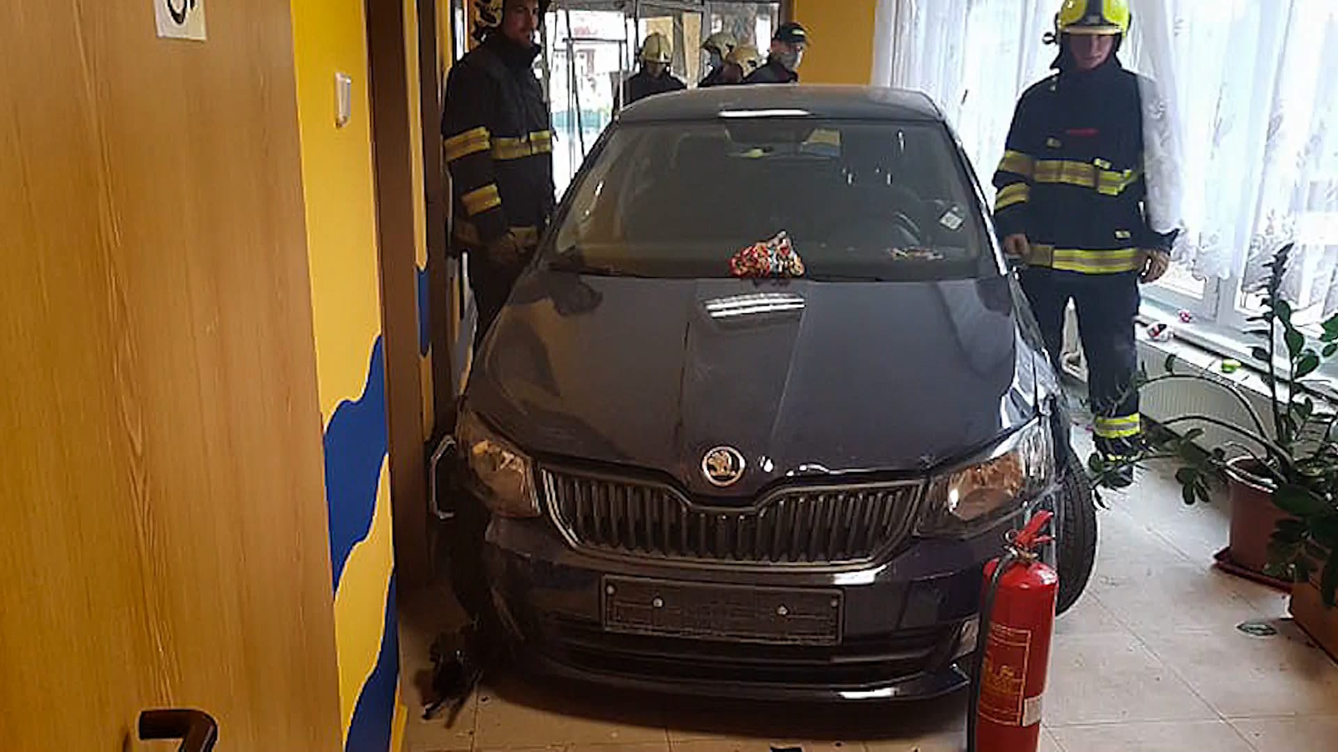 Policisté obvinili řidiče, který naboural do domova seniorů v Tachově a při tom zranil jednu z klientek.