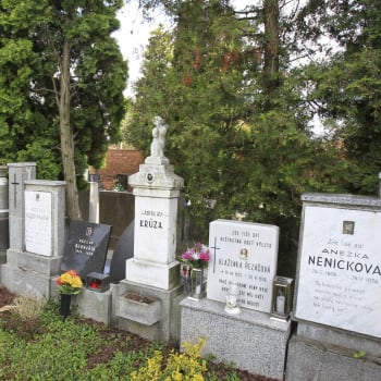 Pohřbu školáků z Rakvic se zúčastnily tisíce lidí. Na zdejším hřbitově najdete jejich pomínky.