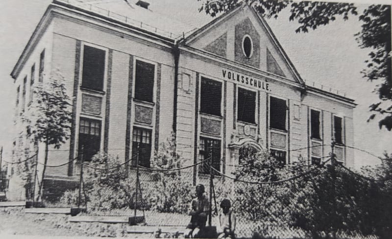 Německá obecná škola v Pavlově Studenci, kterou několik let navštěvoval i malý Max. (REPRODUKCE Z KNIHY PAULUSBRUNN, 1984)