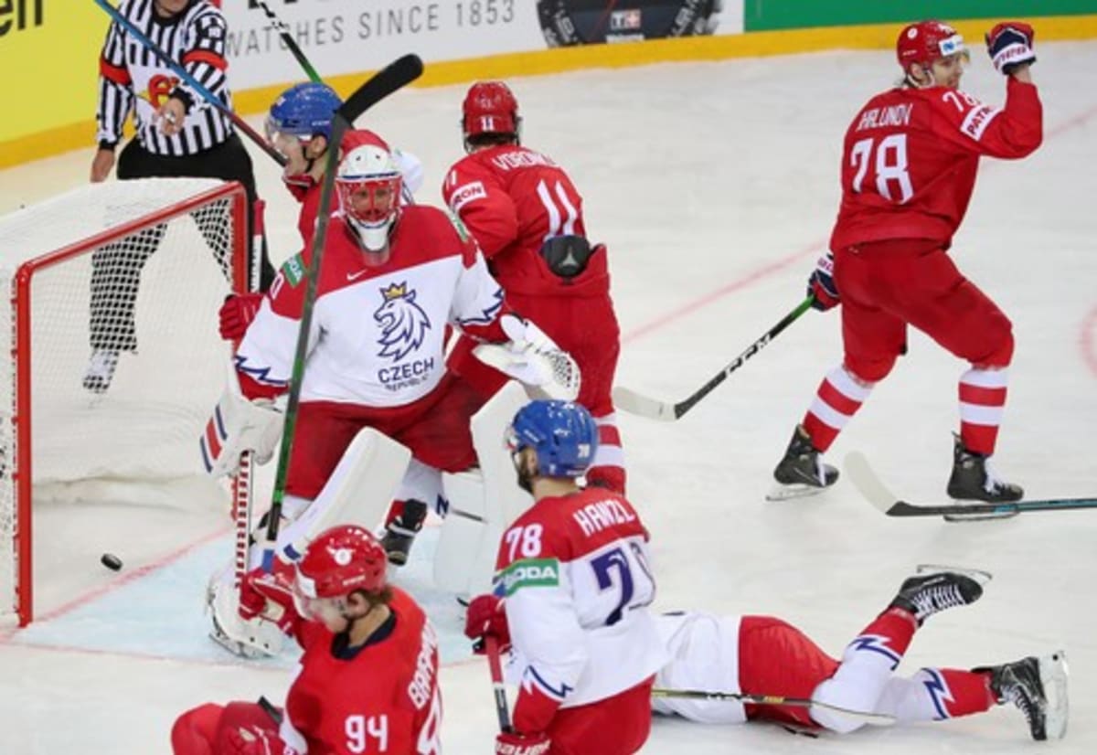 Rusové se radují z gólu proti Česku.