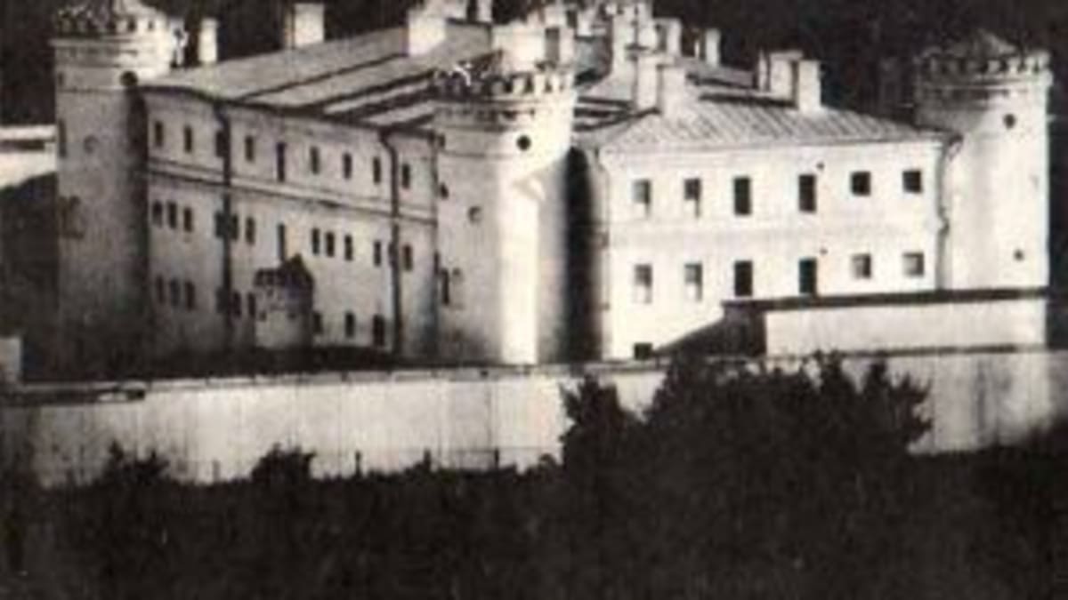Jeden z mála dostupných snímků zámku Piščalovskij. (Zdroj: www.narovol.narod.ru/toponim/jail/minskj.htm, Public domain, via Wikimedia Commons)