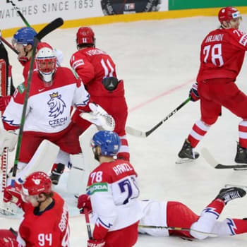 Rusové se radují z gólu proti České republice.