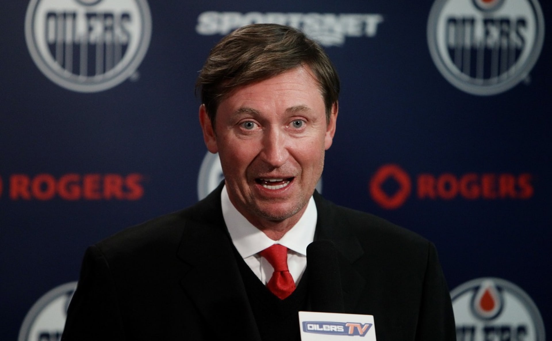 Anonymní kupec vyhrál dražbu o kartičku z nováčkovské sezony Waynea Gretzkyho v Edmontonu Oilers.