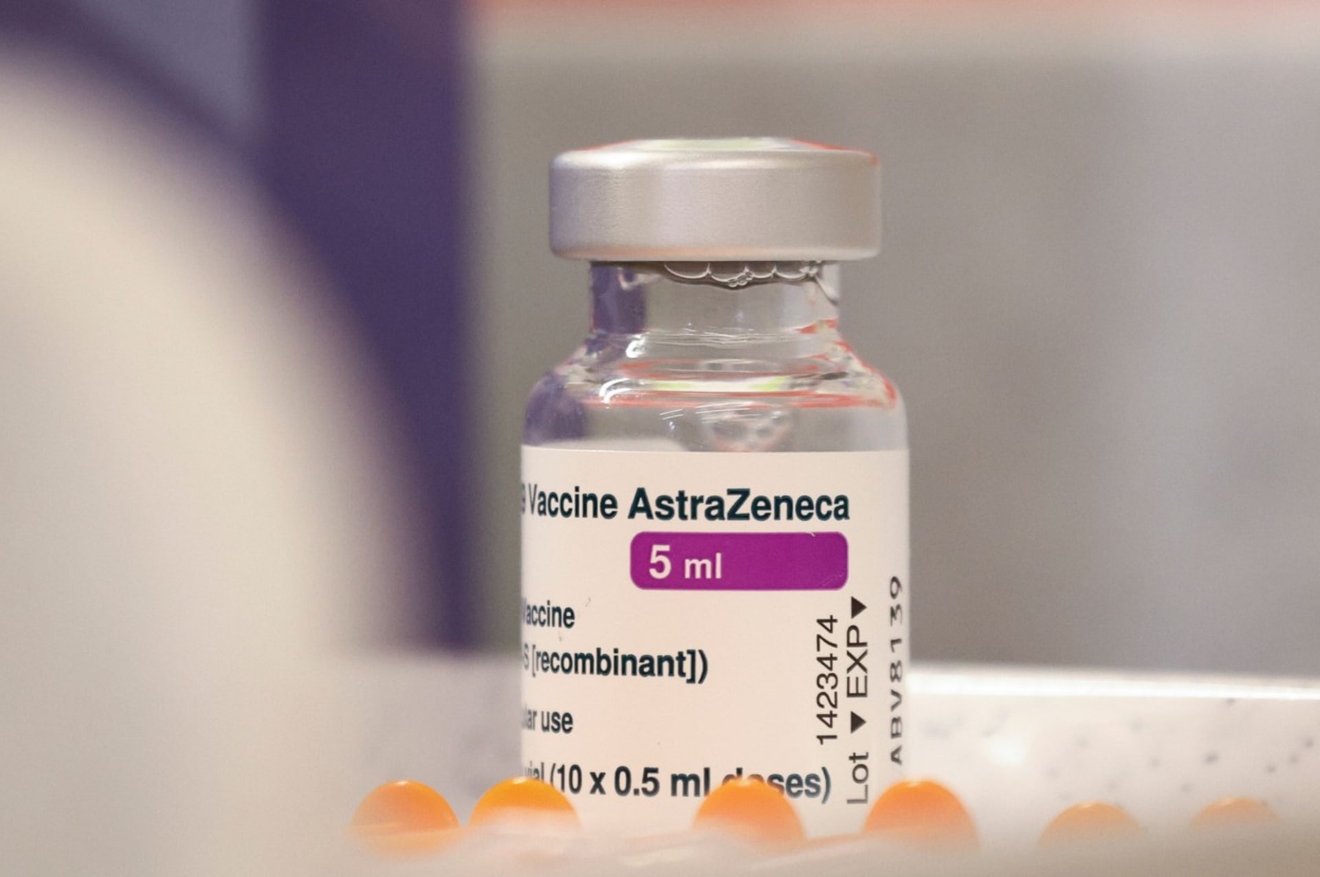 Britskou vakcínu od společnosti AstraZeneca dlouhodobě provází kritika.