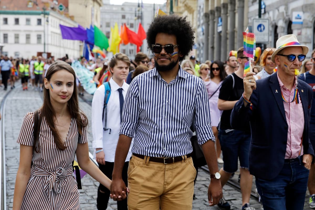 Dominik Feri s přítelkyní na průvodu Prague Pride v roce 2018