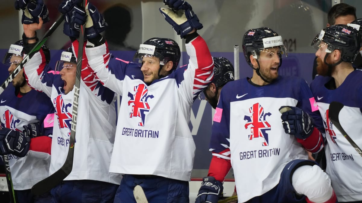 Hokejisté Velké Británie slaví gól na mistrovství světa v hokeji 2021.
