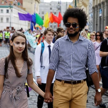Dominik Feri s přítelkyní na průvodu Prague Pride v roce 2018