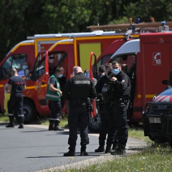 Policisté v okolí Nantes pátrají po nebezpečném útočníkovi, který pobodal policistku a vzal jí zbraň