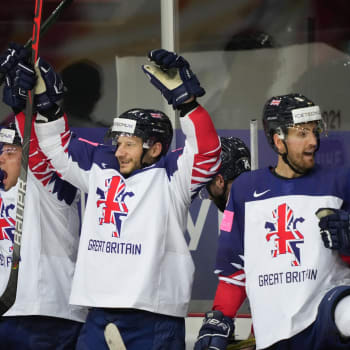 Hokejisté Velké Británie slaví gól na mistrovství světa v hokeji 2021.