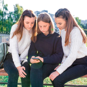 Tři dívky s telefonem (Ilustrační snímek)