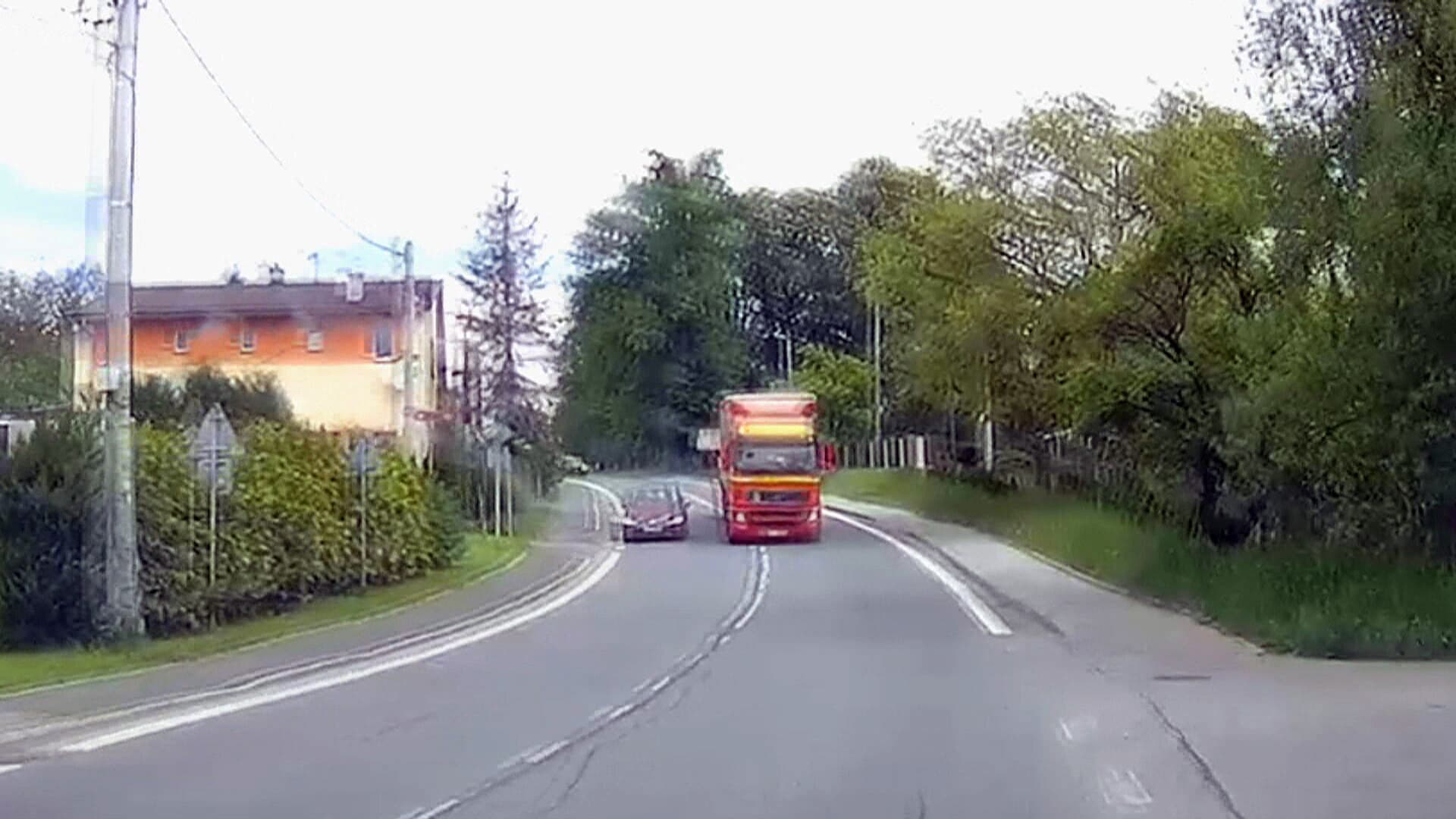 Nebezpečné předjíždění ze strany řidiče kamionu 