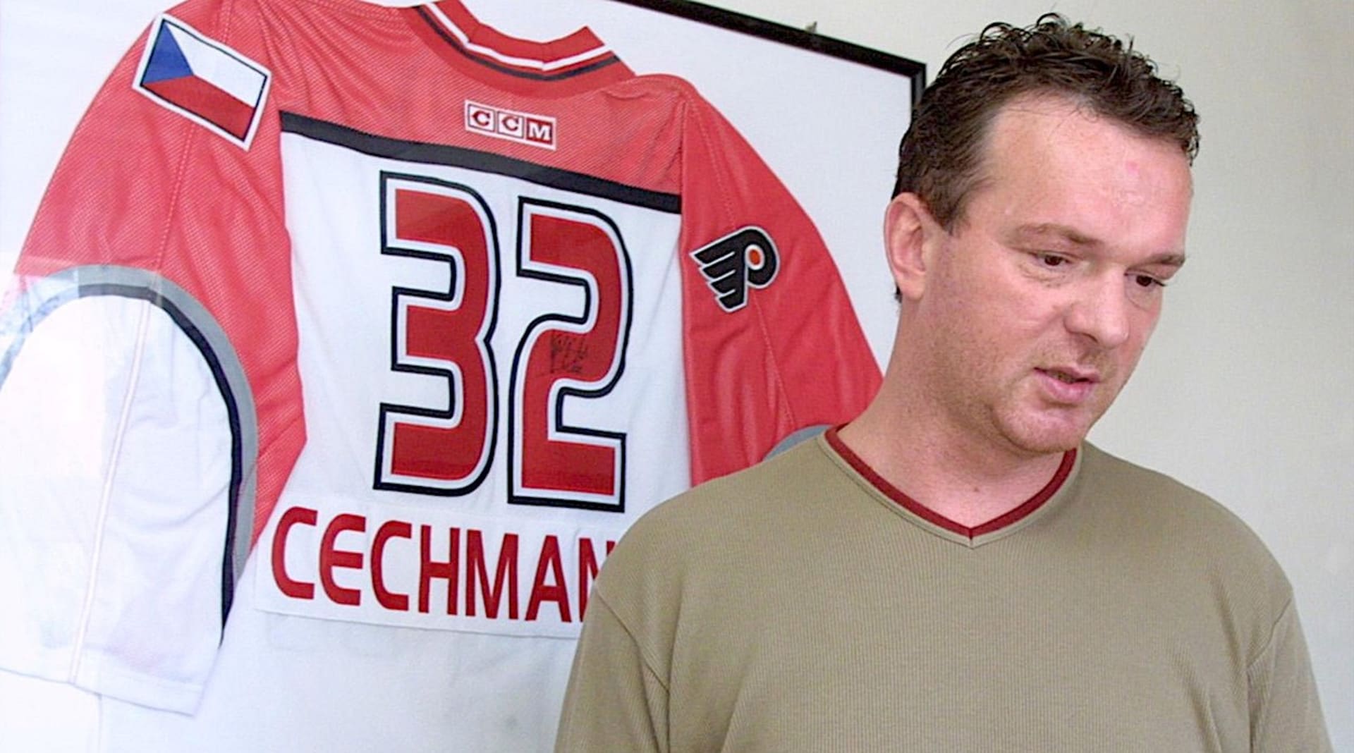 Oldřich Štefl ve své vsetínské kanceláři s dresem brankáře Romana Čechmánka z Utkání hvězd NHL 2001