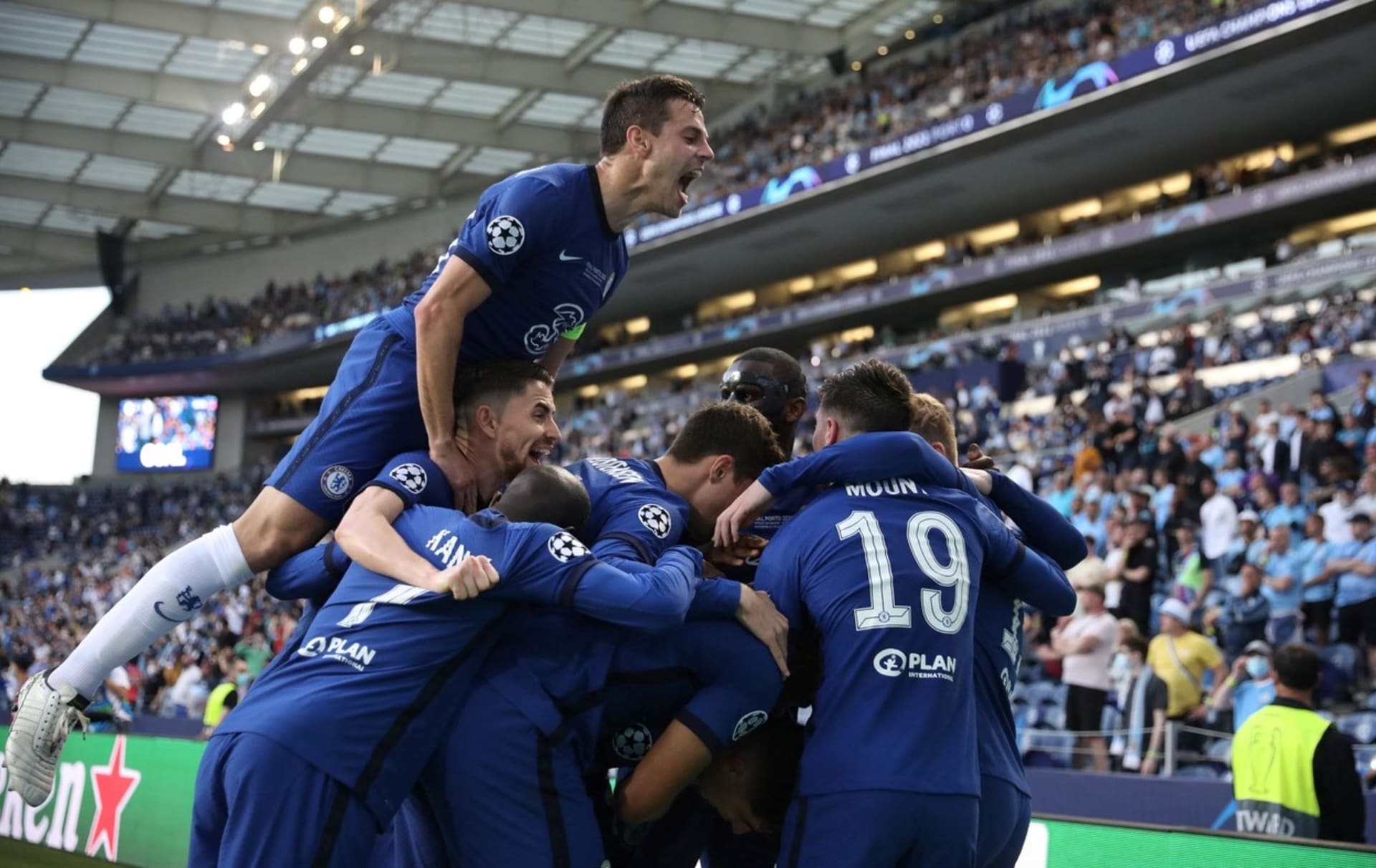 Radost hráčů Chelsea po gólu Kaie Havertze