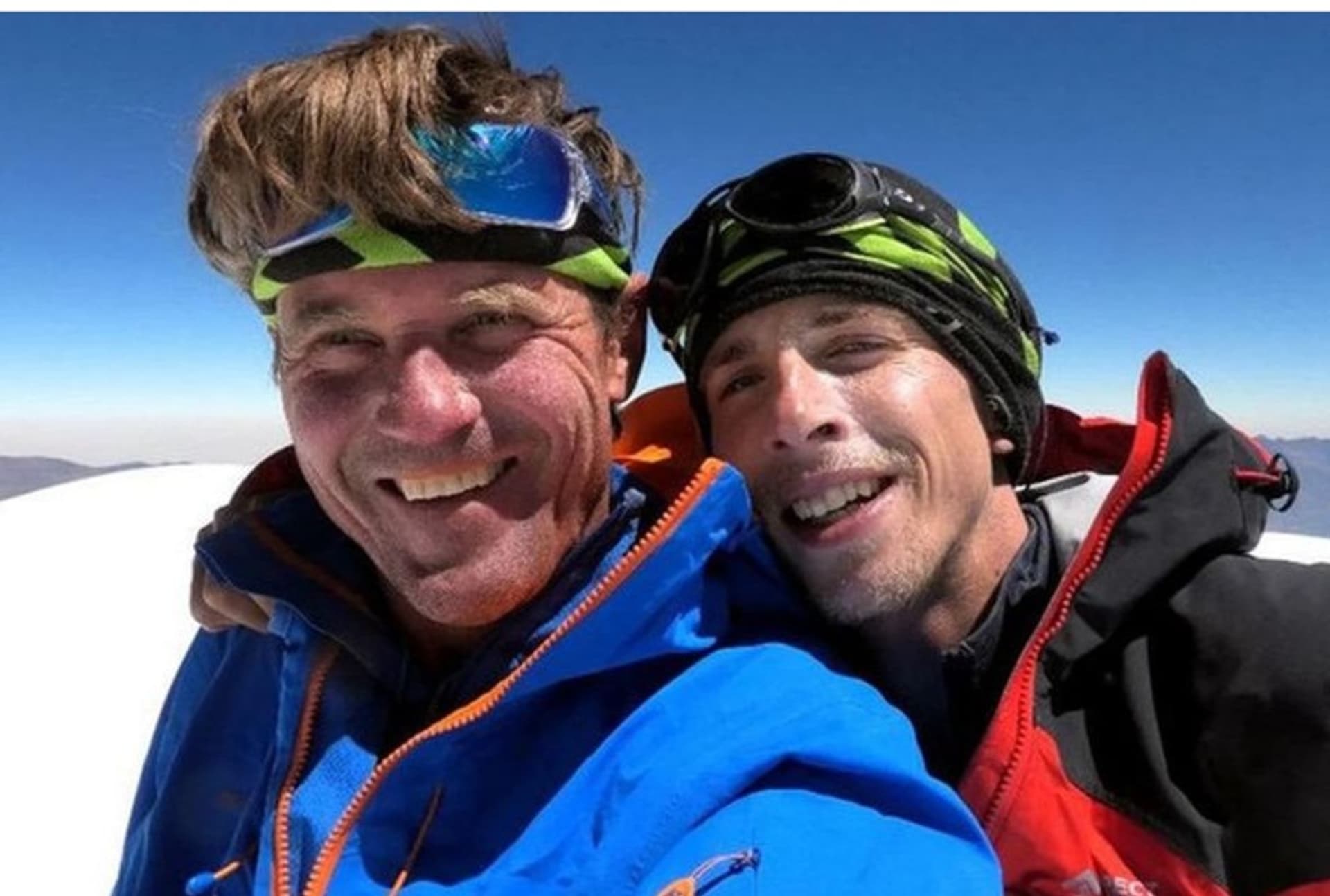 Čeští horolezci Marek Holeček s Radoslavem Grohem na vrcholu peruánské hory Huandoy Norte v roce 2019.