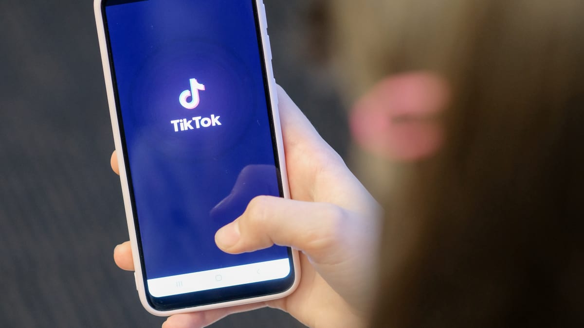 Sociální síť TikTok se rozhodla proti nebezpečné výzvě bojovat jednoduchým způsobem – označení „milk crate challenge“ vyškrtla z vyhledávání a obsah vymazala.