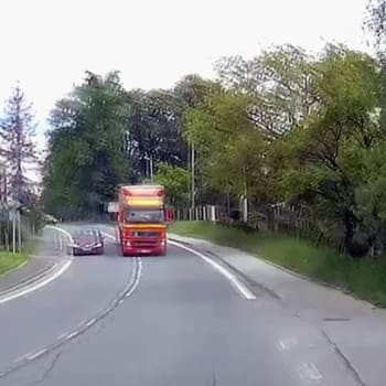 Nebezpečné předjíždění ze strany řidiče kamionu 