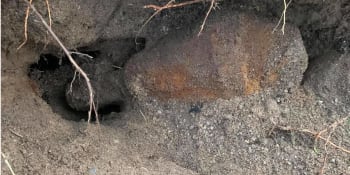 Pár na Žatecku nalezl zakopané pancéřové pěsti, na místo byli přivoláni pyrotechnici
