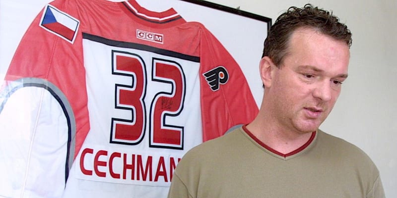 Oldřich Štefl ve své vsetínské kanceláři s dresem brankáře Romana Čechmánka z Utkání hvězd NHL 2001
