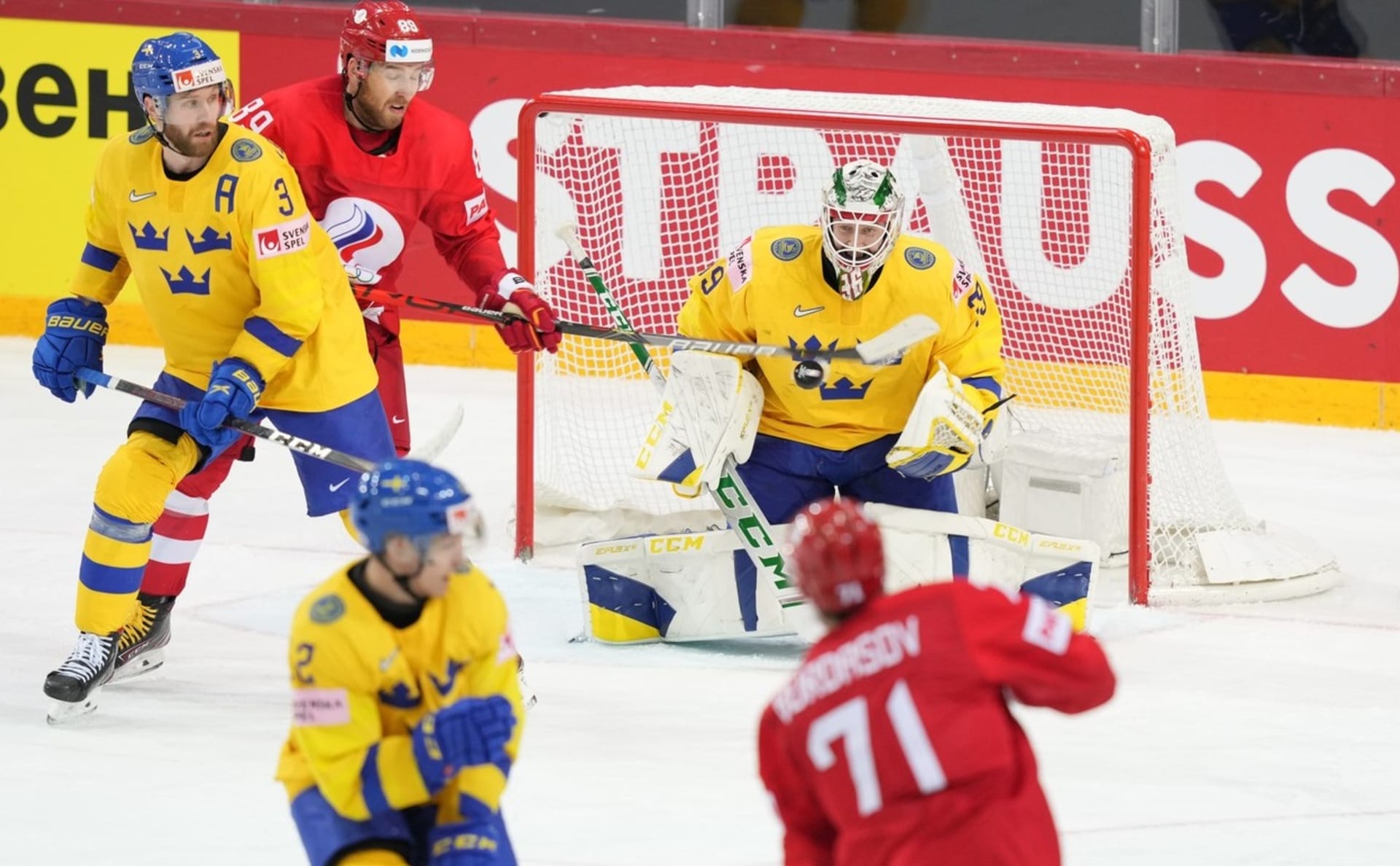 Rusko porazilo švédský výběr na nájezdy 3:2, díky čemuž česká reprezentace postupuje ze skupiny bez ohledu na výsledek z úterního utkání se Slovenskem.