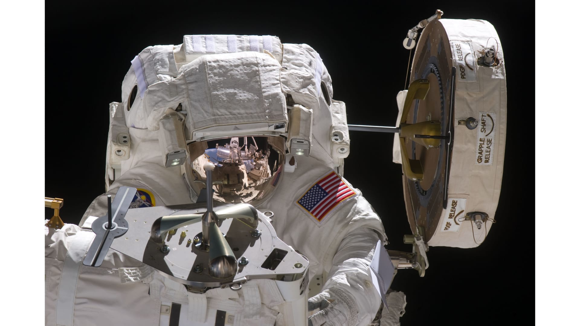 Astronaut NASA Mike Fincke během jednoho ze svých výstupů do vesmíru v roce 2011