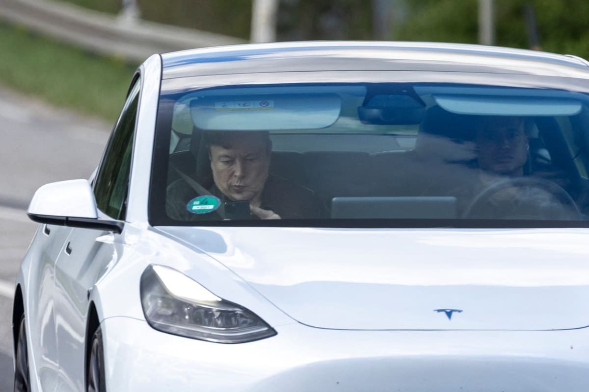 Šéf Tesly Elon Musk ve voze vlastní automobilky