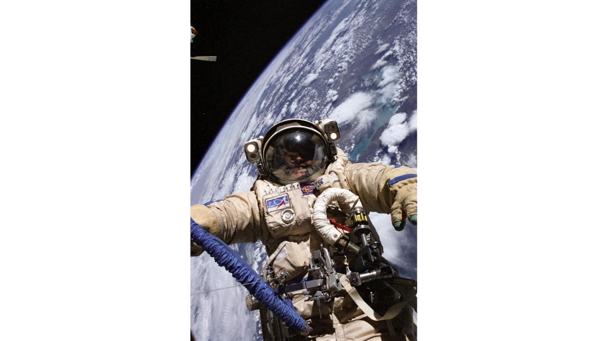 Astronaut NASA Mike Fincke během výstupu do vesmíru v roce 2004