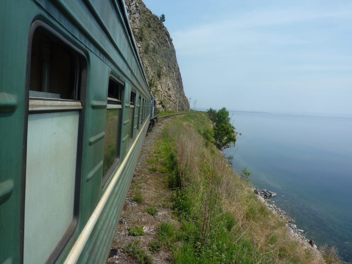 Jízda kolem Bajkalu patří k nejkouzelnějším pasážím putování z Vladivostoku do Moskvy.