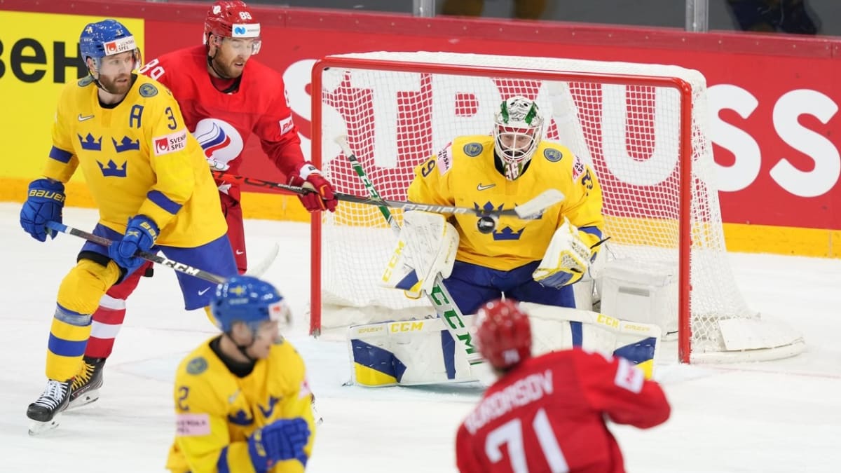 Rusko porazilo švédský výběr na nájezdy 3:2, díky čemuž česká reprezentace postupuje ze skupiny bez ohledu na výsledek z úterního utkání se Slovenskem.