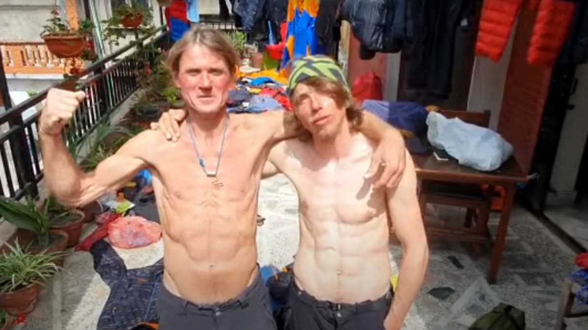 Horolezci Marek Holeček (vlevo) a Radoslav Groh (vpravo) natočili video, ve kterém vzkazují, že jsou už v pořádku.