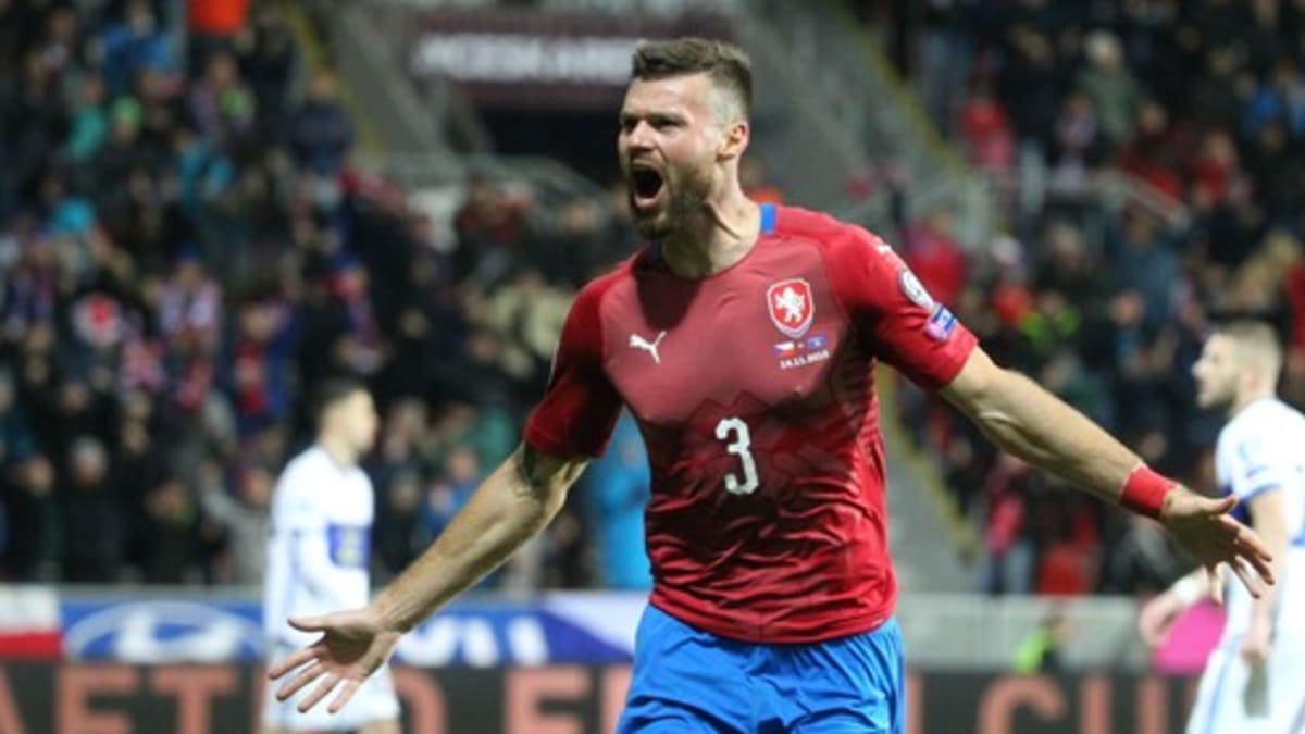 Obránce Ondřej Čelůstka se raduje z rozhodujícího gólu během kvalifikačního utkání proti Kosovu. 
