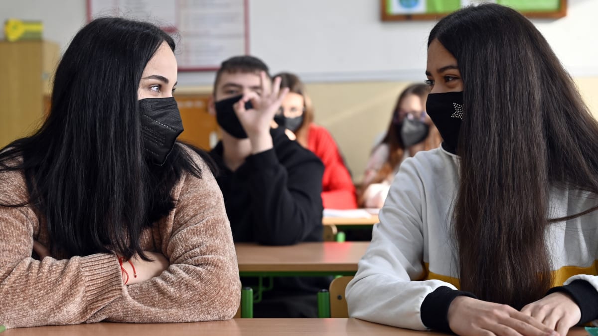 Žáci nad 12 let budou v rizikových krajích nosit roušky i při vyučování. (Ilustrační foto)