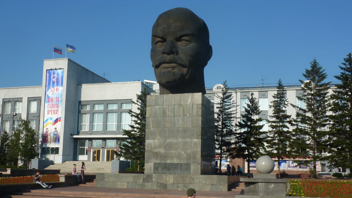 Po celém Rusku dodnes najdete nejen sochy znázorňující Lenina (jako tu na snímku, která pochází z Ulan-ude), ale i Stalina.
