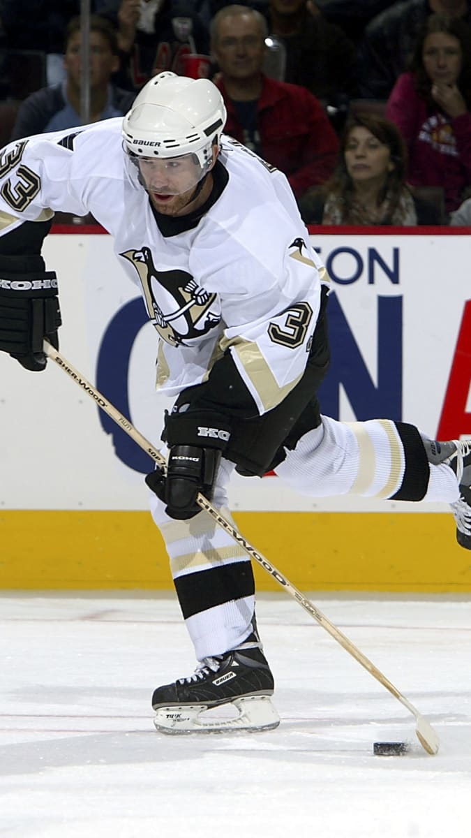 Žigmund Pálffy z Pittsburghu Penguins střílí v zápase proti Ottawě Senators.