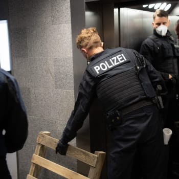 Němečtí policisté se chystají na razii v bytě pašeráků lidí