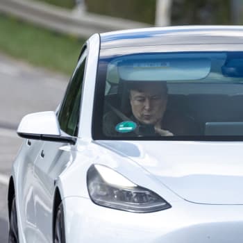 Šéf Tesly Elon Musk ve voze vlastní automobilky