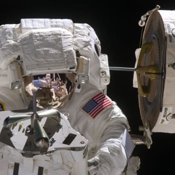 Astronaut NASA Mike Fincke během jednoho ze svých výstupů do vesmíru v roce 2011