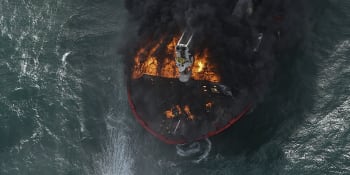 U Srí Lanky už deset dní hoří loď s chemikáliemi. Pobřeží připomíná skládku