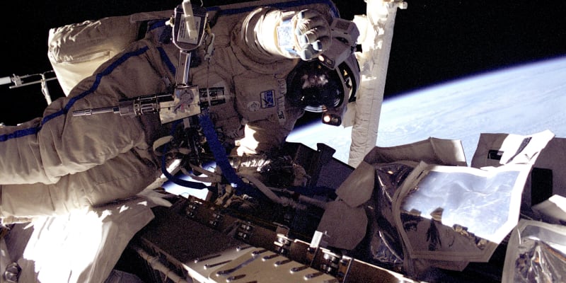 Astronaut NASA Mike Fincke během výstupu do vesmíru v roce 2004
