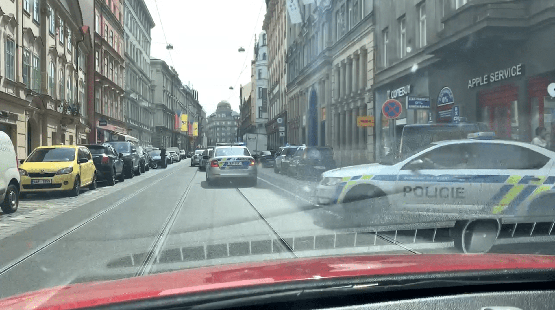 Policejní automobily v centru Prahy