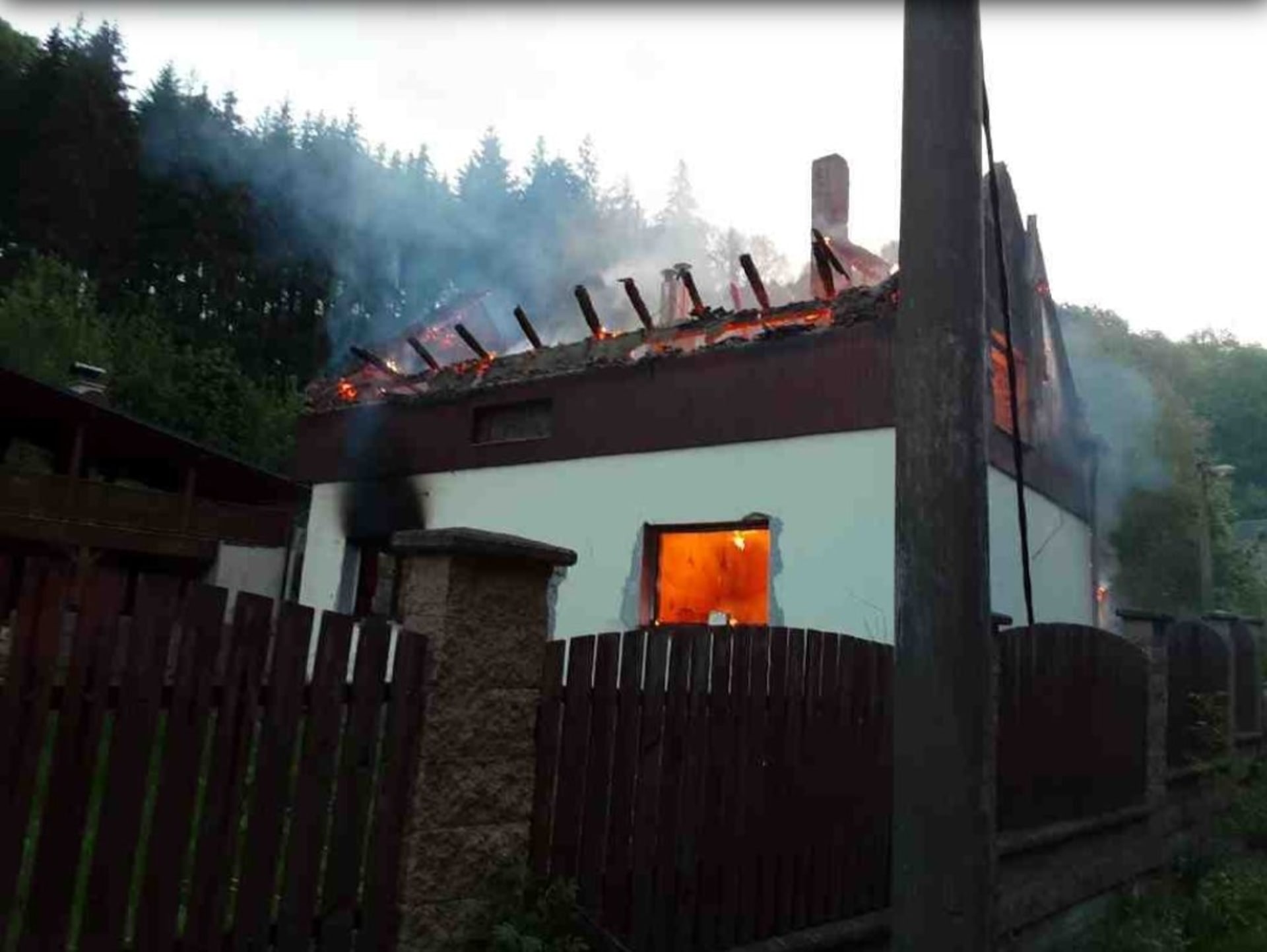 Při požáru rodinného domu naštěstí nebyl nikdo zraněn.