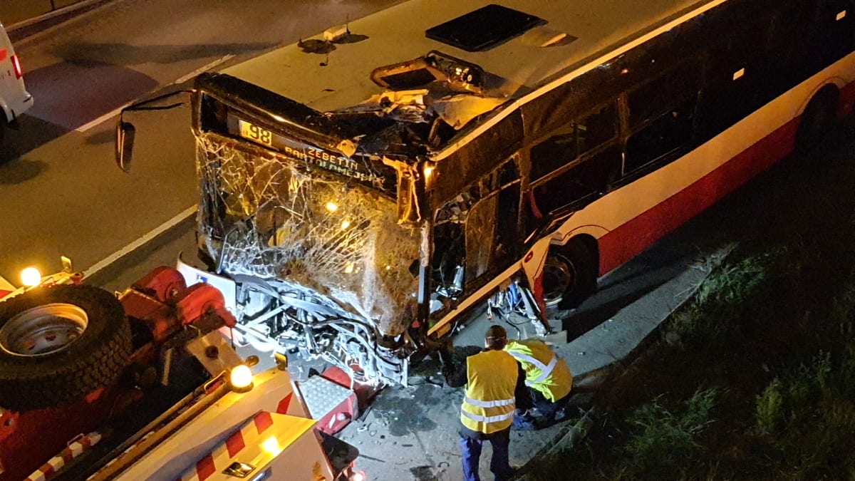 Autobus MHD v Brně narazil do lampy.