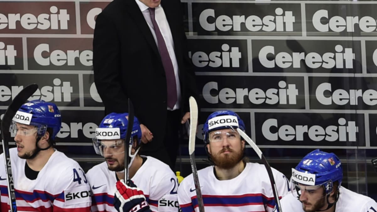 Vladimír Vůjtek na střídačce české hokejové reprezentace během mistrovství světa 2016.