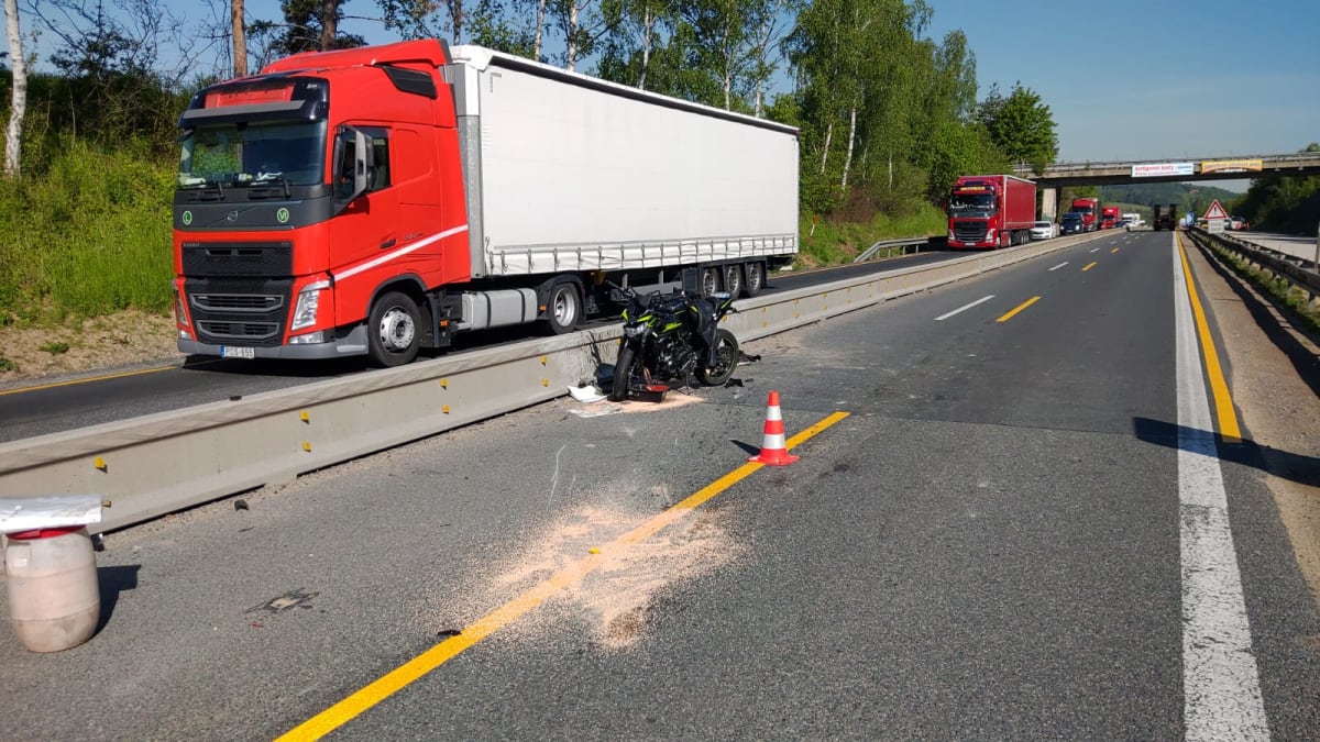 Dálnici D1 u Mirošovic nedaleko Prahy v úterý ráno uzavřela na necelou hodinu nehoda motocyklu a osobního auta. 