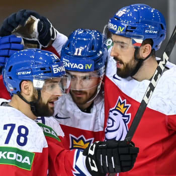 Česká reprezentace na závěr skupiny MS v poklidu porazila Slovensko. Branku s Filipem Zadinou (uprostřed) oslavují Robin Hanzl (vlevo) a Michal Moravčík.