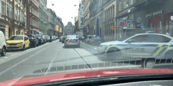 V centru Prahy zasahovali policisté se samopaly. Zadrželi tři cizince