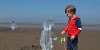 Na pláži vyrostly ledové sochy dětí. Autoři apelují na řešení klimatických změn