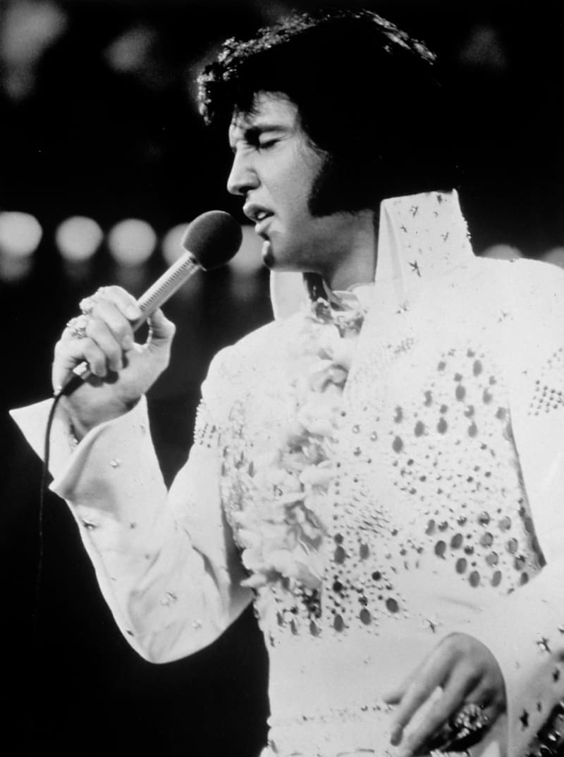 Elvisova záře začala postupně zhasínat. Zemřel náhle v pouhých dvaačtyřiceti letech.