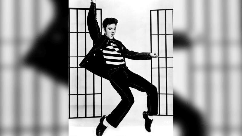 Když Elvis začal zpívat a hýbat svými boky, způsobil okamžitou senzaci.