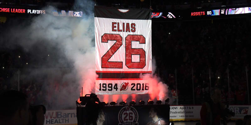 V New Jersey vyvěsili Eliášův dres pod strop arény.