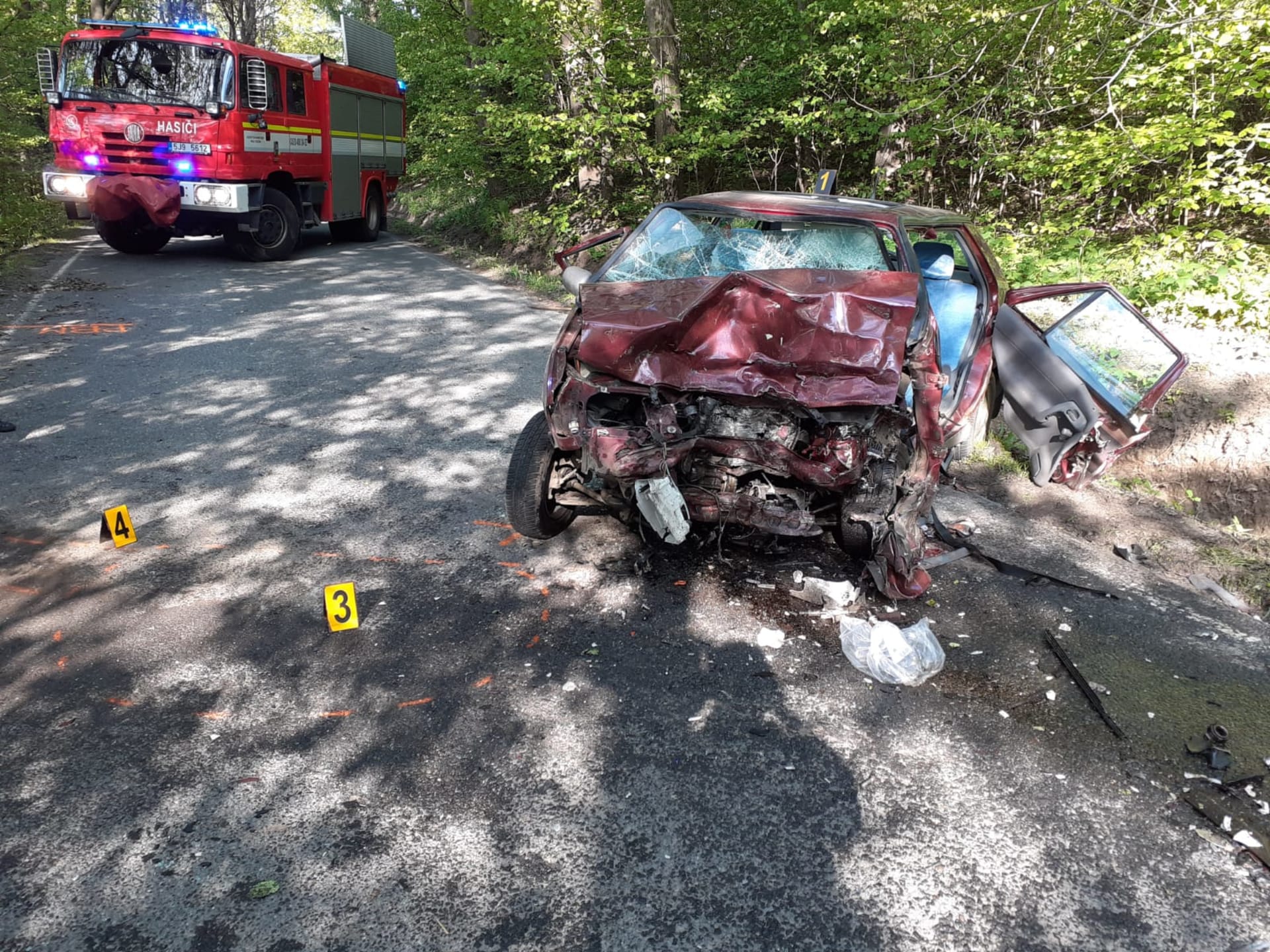 Při čelním střetu dvou osobních aut mezi obcemi Petrovice a Větrný Jeníkov na Jihlavsku zemřel ve středu ráno jednapadesátiletý řidič.